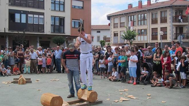 Campanas y artesanos en el Mercado de Antaño en Lekunberri
