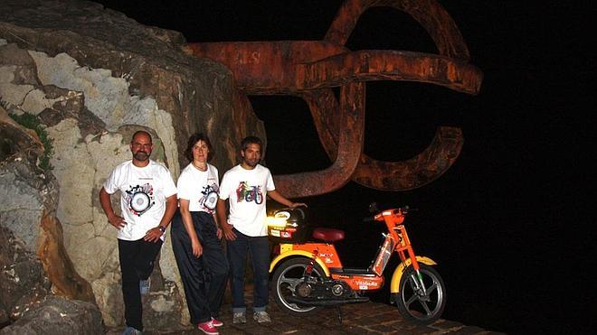 La segunda Vuelta a España en Vespino hace escala en Donostia