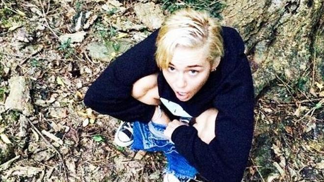 Miley Cyrus vuelve a provocar, esta vez con una foto en la que aparece orinando