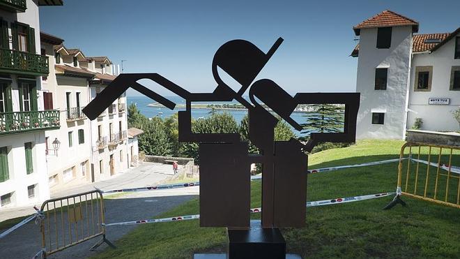 La escultura 'Zinbaue' de Nestor Basterretxea ya luce en la Arma Plaza de Hondarribia
