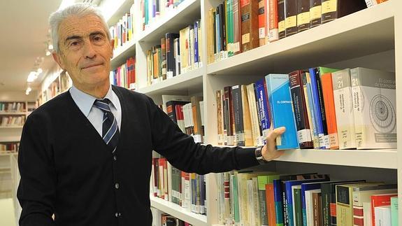 El abogado Txomin Arizmendi recibe la cruz distinguida de San Raimundo de Peñafor