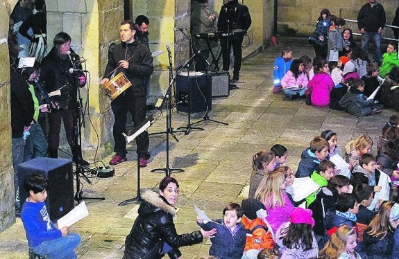 El Día del Euskera se celebró ayer con sesión de canto