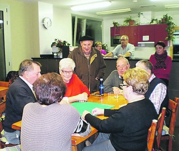 Las campeonas de las cartas reciben los premios el lunes tras probar la txistorra