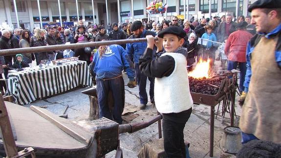 Eguzkia, giro aparta eta milaka bisitari Santamasetako azokan