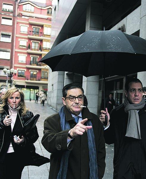 La denuncia a Mario Fernández por pagos irregulares a Cabieces abre un pozo de incertidumbres en Kutxabank