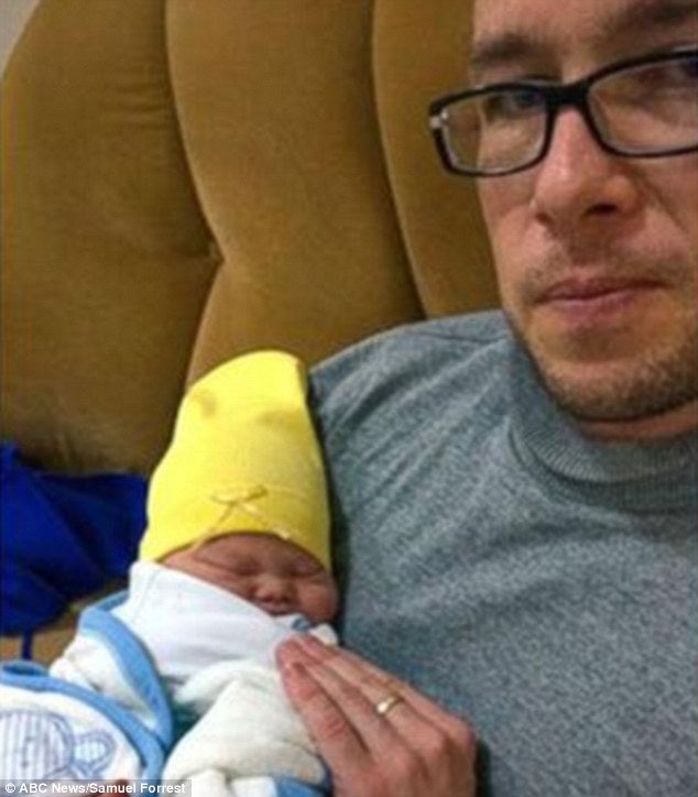 Obligado a elegir entre su mujer y su hijo, recién nacido, con Síndrome de Down