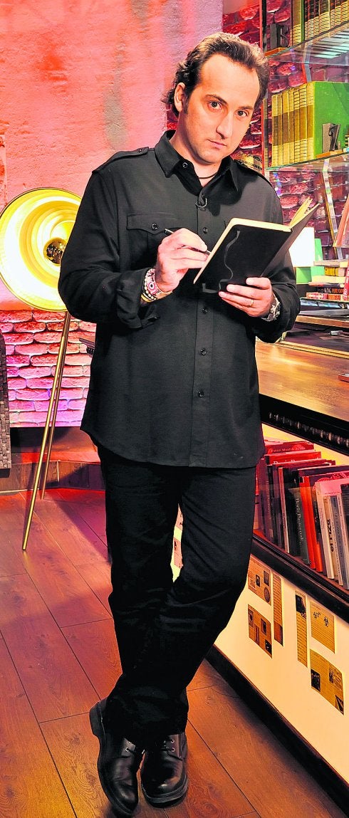 Iker Jiménez salva a una niña que se tragó una etiqueta