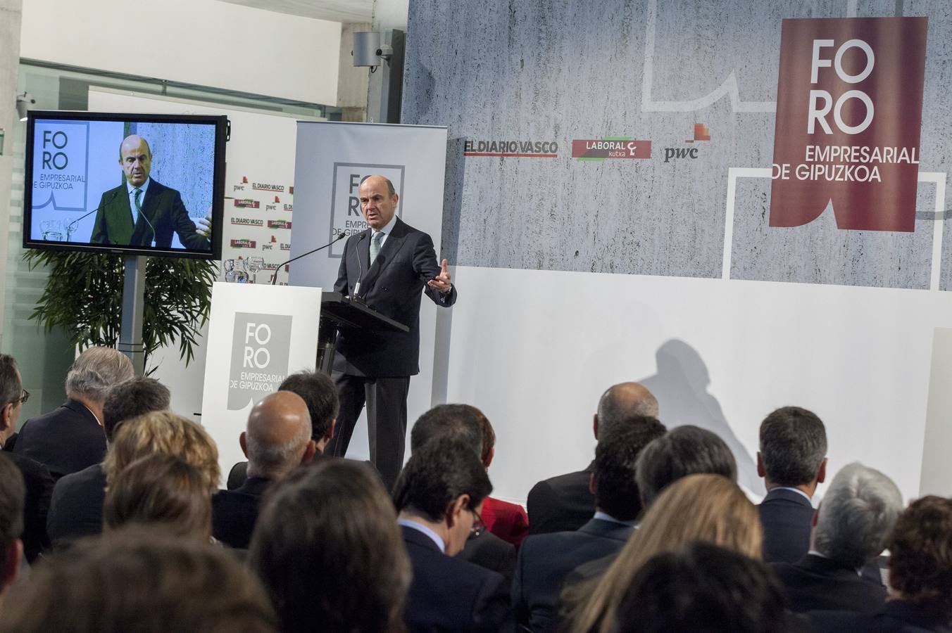 De Guindos eleva a 600.000 los nuevos puestos de trabajo que creará España este año