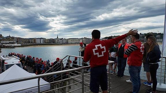 Cruz Roja Gipuzkoa selecciona 65 socorristas para las playas de San Sebastián, Orio y Zumaia