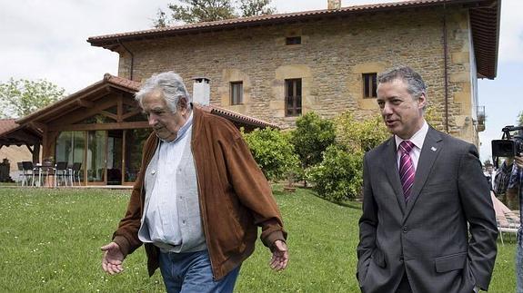 José Mujica se reúne con el lehendakari en el pueblo de sus antepasados