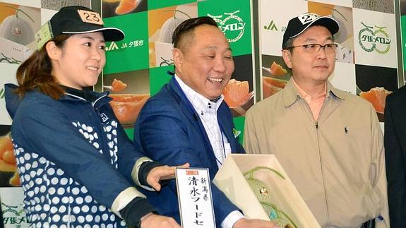 Venden dos melones por 12.000 euros en una subasta en Japón