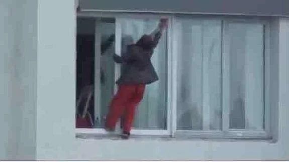 Una mujer arriesga su vida para limpiar las ventanas de un noveno piso en Ucrania