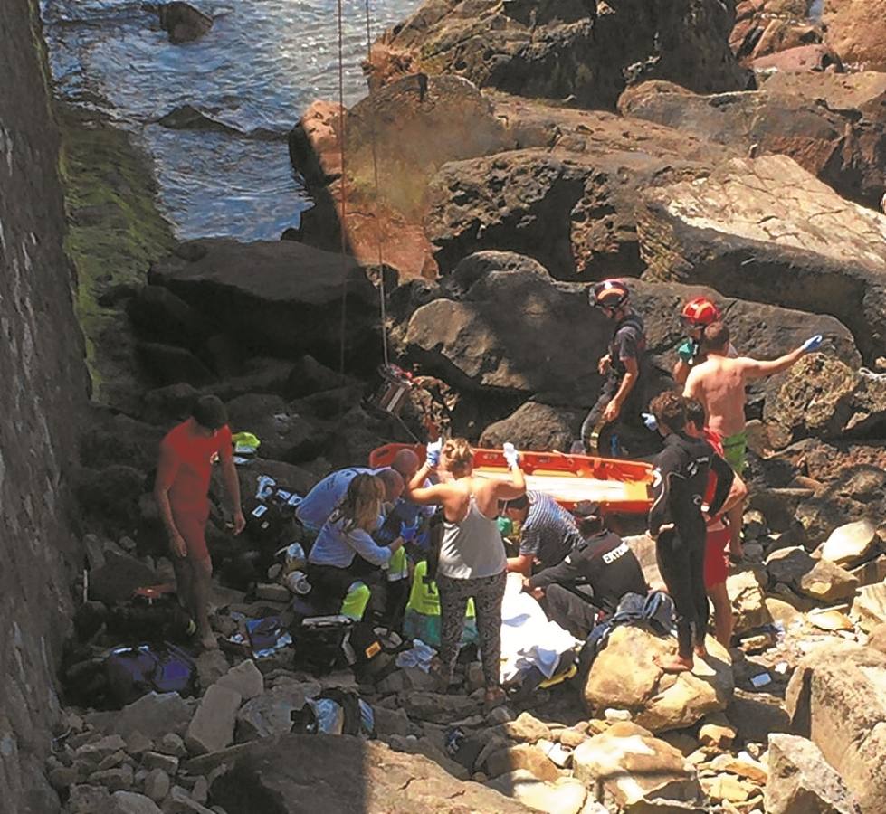 Fallece el motorista herido tras caer a las rocas de una playa de Zumaia