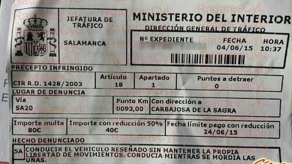 Multan con 80 euros a un conductor de Salamanca por morderse las uñas