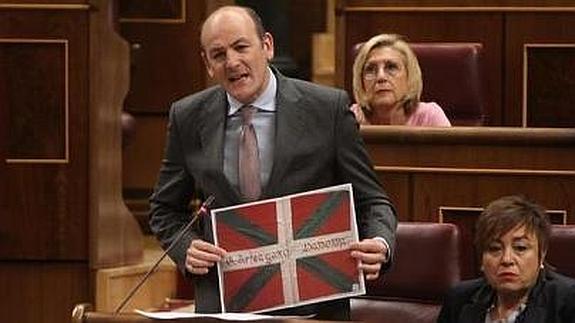 El Gobierno alega ante el PNV problemas jurídicos para devolver banderas incautadas por Franco