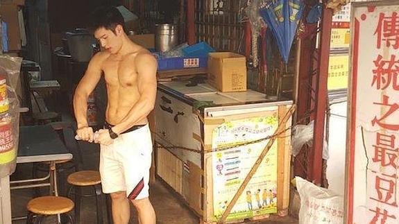 'El vendedor de tofu más buenorro de Taiwán' arrasa en su puesto y en internet