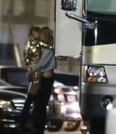 Vídeo del apasionado encuentro de Miley Cyrus y Stella Maxwell tras un camión