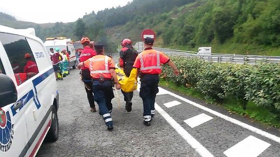 Cuatro heridos al caer un coche por un terraplén en la A-15 a la altura de Berastegi