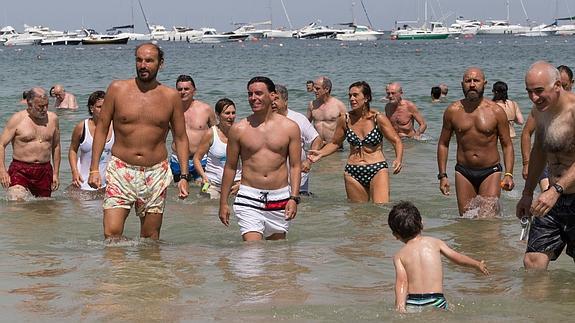 Miles de personas se «mojan» en playas y piscinas vascas por la esclerosis