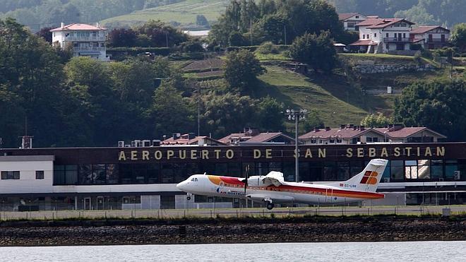 El tráfico de pasajeros en el Aeropuerto de San Sebastián creció un 4,9% en junio