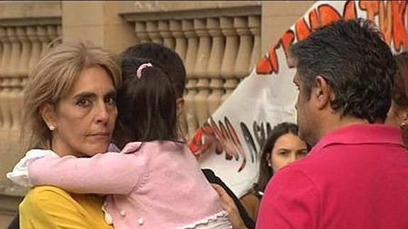 «Voy a entregar a mi hija y no sé si volveré a verla»