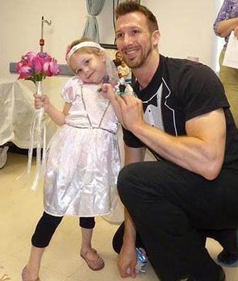 Una niña de 4 años con leucemia 'se casa' con su enfermero favorito