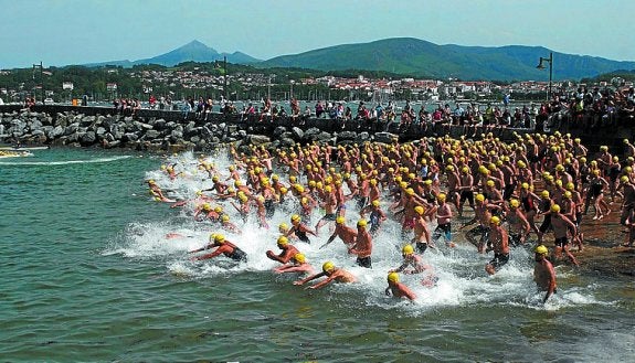 La 'XII Travesía del Txingudi' batirá hoy su récord de participación