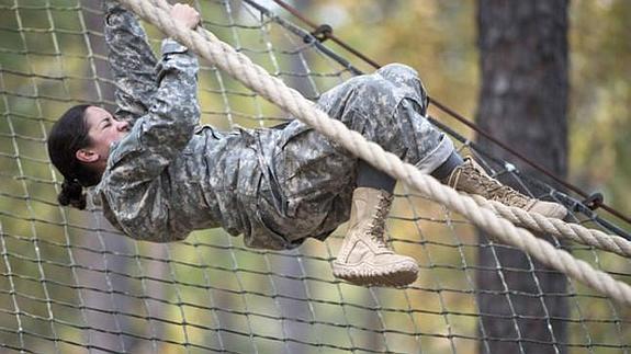 Dos mujeres se convierten en las primeras Rangers de EE UU