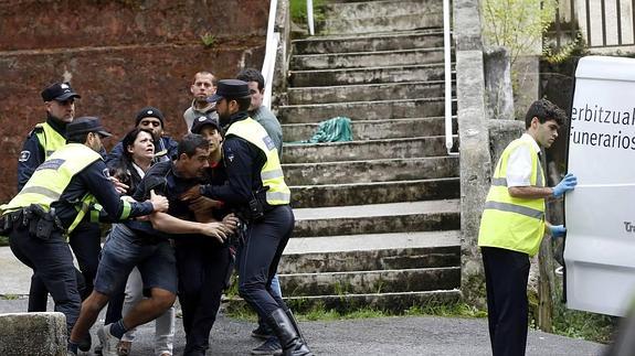 Hallado el cadáver de un hombre con signos de violencia en un piso de San Sebastián