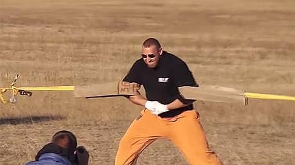 Un 'superman' bielorruso impide que despeguen dos aviones