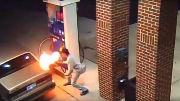 Incendia una gasolinera al intentar matar a una araña con un mechero