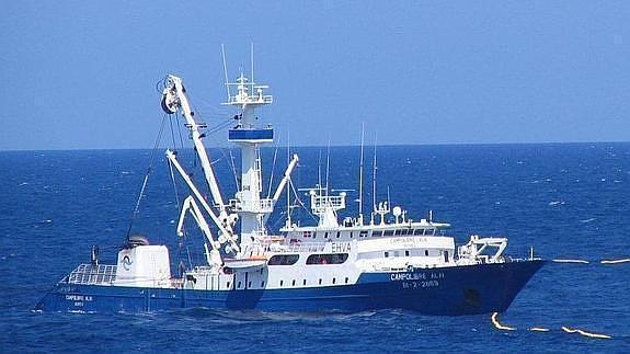 La tripulación de un atunero de Bermeo se salva tras hundirse en el Índico