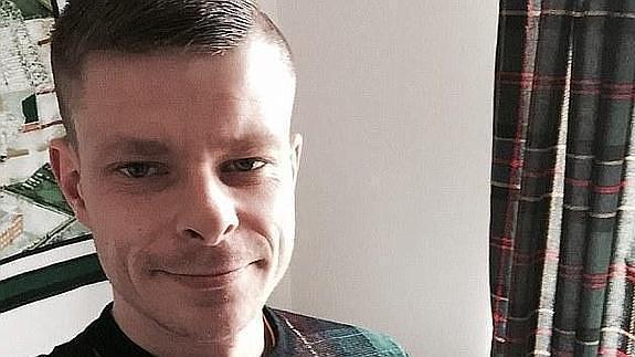 Aterroriza al pasaje al confudir la puerta de salida del avión con la del aseo en pleno vuelo