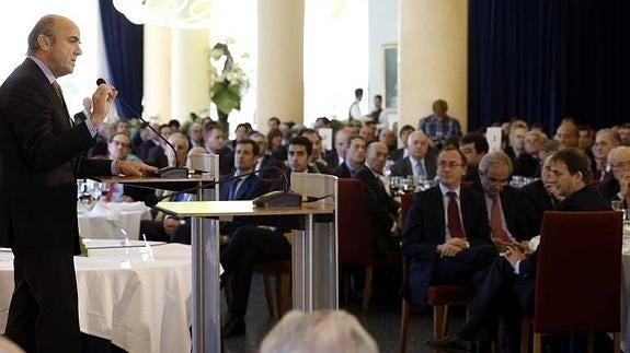 De Guindos dice que Rajoy está convencido de que el Concierto vasco es adecuado