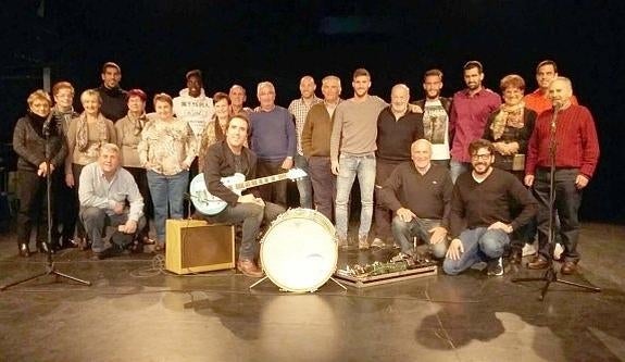 Jugadores de Athletic, Eibar, Alavés y Osasuna graban con los jubilados locales