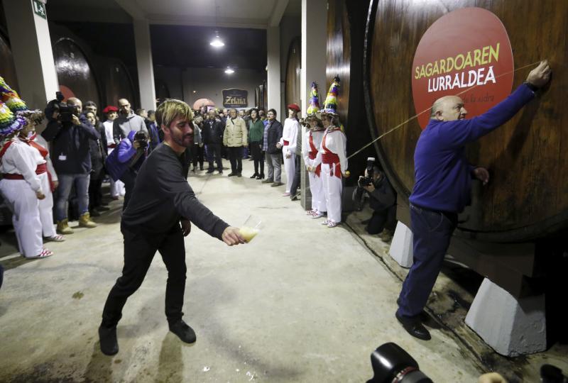 El surfista Aritz Aranburu abre una temporada de sidra «de mucho cuerpo»