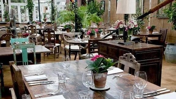 Los restaurantes ponen a los clientes más guapos en las mejores mesas