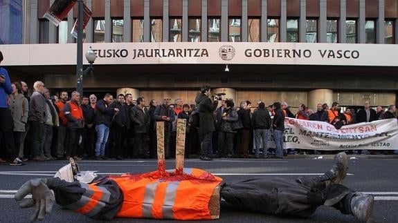 Los trabajadores de Arcelor de Sestao protestan ante la sede del Gobierno Vasco en Bilbao
