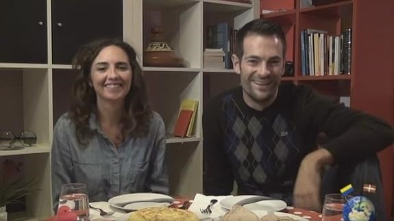 El vasco y la andaluza que triunfan en Youtube con su 'Allí abajo' real