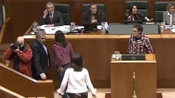 Bronco debate en el Parlamento Vasco con acusaciones de «falangista», «terrorista» y «corrupto»
