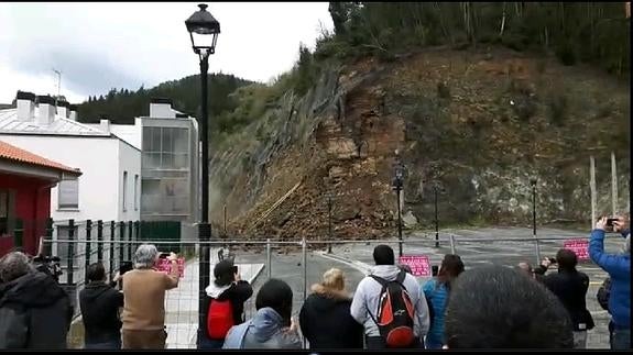 Desalojadas otras 97 familias que viven junto a la ladera de Ondarroa