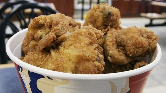 Muere asfixiado mientras competía para ver quién comía más pollo en cinco minutos