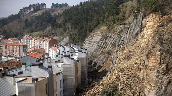 «Si cayese toda la masa del monte que está en la falla sería catastrófico»