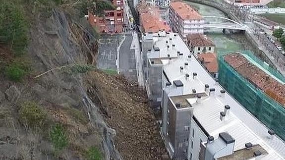 Los vecinos de Ondarroa desalojados por un desprendimiento pasarán meses fuera de casa