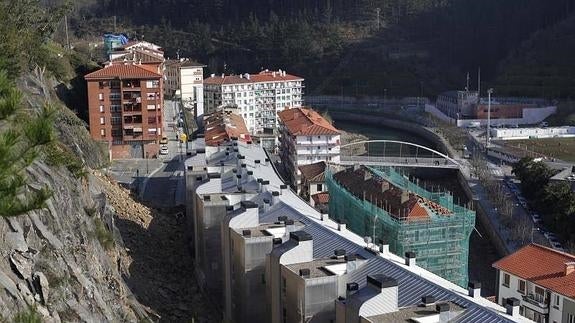 Comienzan a ocupar sus viviendas temporales ocho de las 176 familias desalojadas en Ondarroa