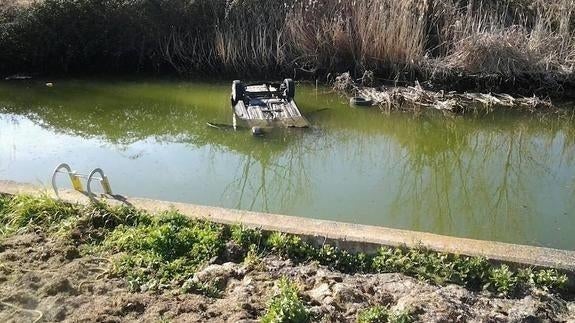 Fallecen dos vizcaínos tras caer su turismo a una acequia en Palencia