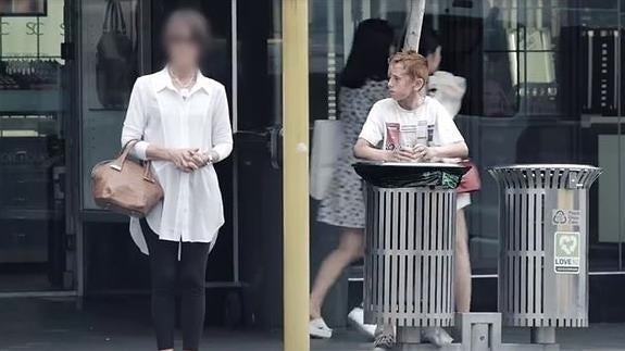 ¿Ayudarías a un niño al que ves que coge comida de las papeleras?