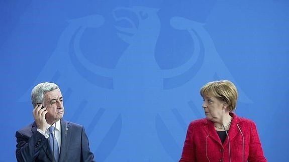 Angela Merkel y Serge Sargsián, por el alto al fuego en Nagorno-Karabaj