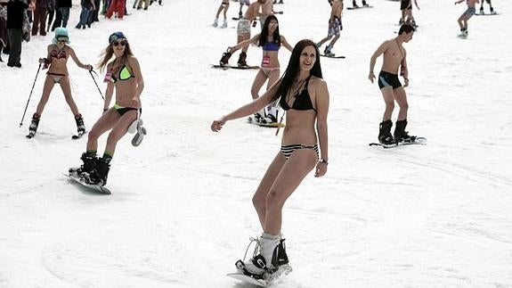 Baten en Sochi el record del mundo de esquiadores en bañador