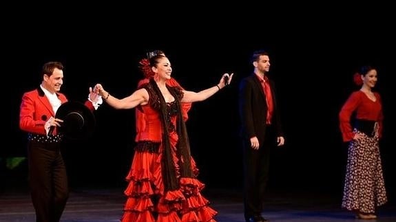 Coplas y batas de cola en honor al líder Kim Il-sung